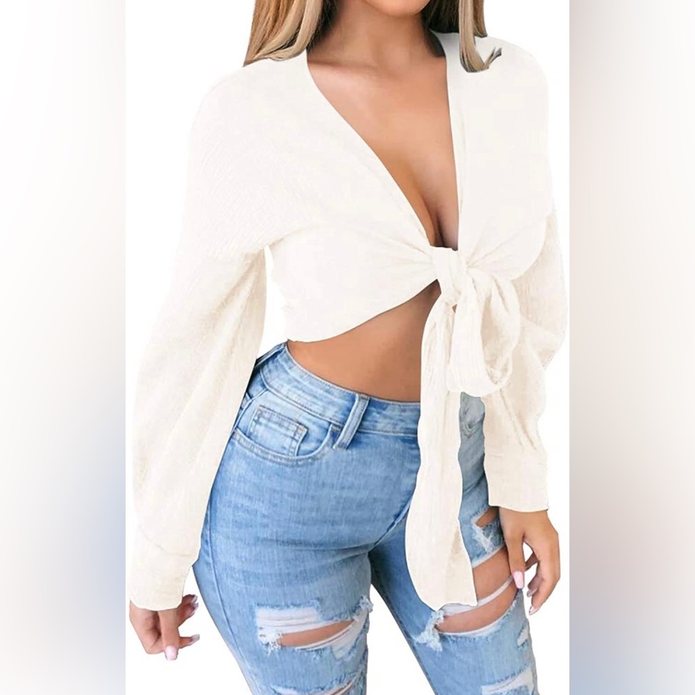 ✨SOLD✨Tie Front Long Sleeve Crop Top